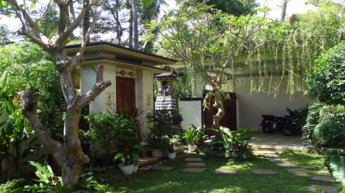 Lovina Holiday Villa with private garden